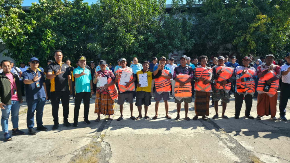 Hari Ke-2 Meriahkan Harhubnas 2025, KSOP Kelas IV Probolinggo Melakukan Aksi Bersih Pantai, Pemberian Life Jacket dan SKK 30 Mil