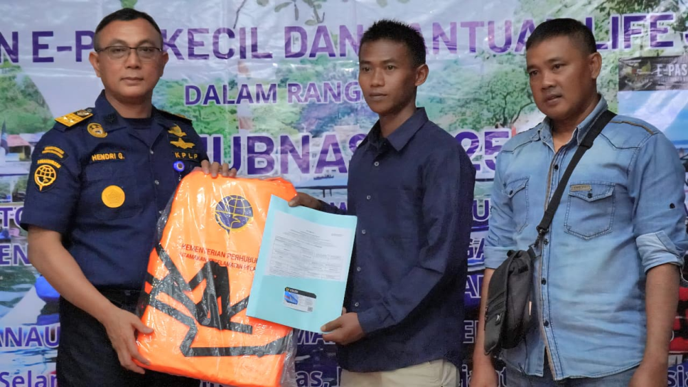Kemenhub Gelar Sosialisasi Keselamatan Pelayaran dan Serahkan Life Jacket serta E-Pas Kecil di Tasikmalaya & Pangandaran