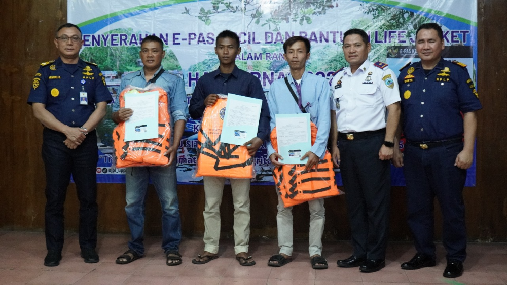 Kemenhub Gelar Sosialisasi Keselamatan Pelayaran dan Serahkan Life Jacket serta E-Pas Kecil di Tasikmalaya & Pangandaran