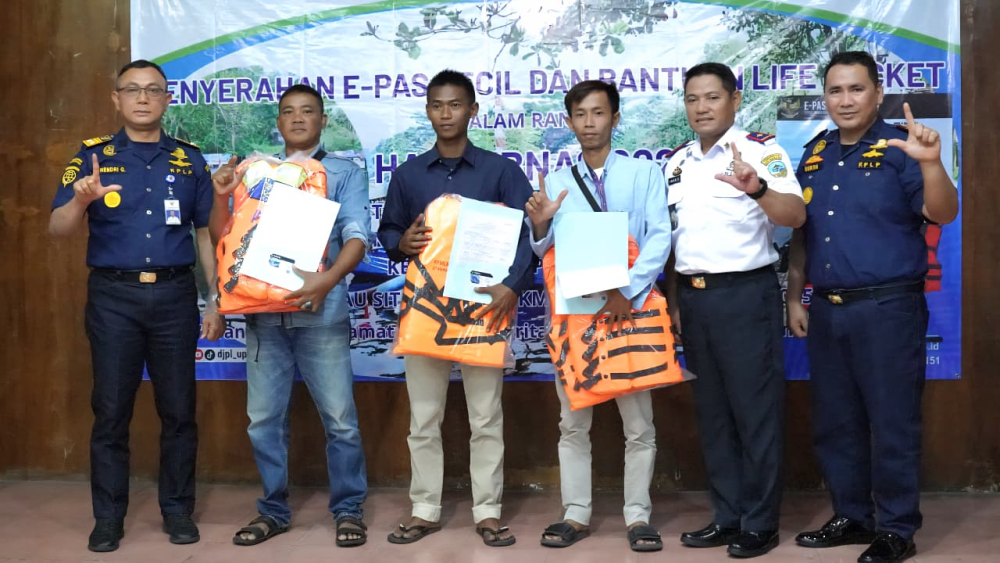 Kemenhub Gelar Sosialisasi Keselamatan Pelayaran dan Serahkan Life Jacket serta E-Pas Kecil di Tasikmalaya & Pangandaran