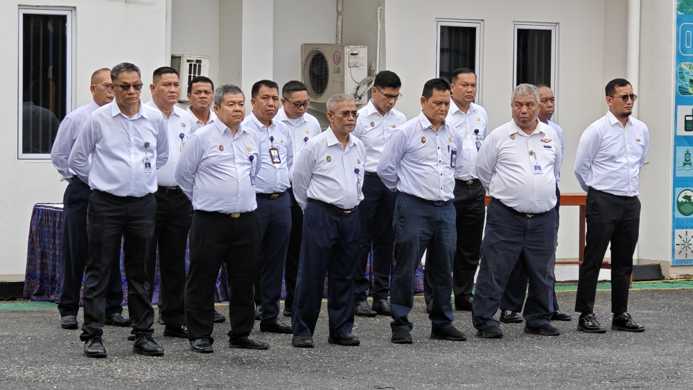 Kantor Kesyahbandaran dan Otoritas Pelabuhan Kelas I Dumai bersama Distrik Navigasi Tipe A Kelas I Dumai melaksanakan Upacara Bendera dalam rangka memperingati Hari Perhubungan Nasional Tahun 2025 di halaman Kantor Distrik Navigasi Tipe A Kelas I Dumai.