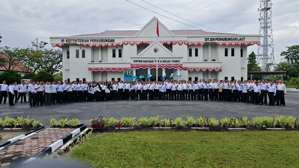 Kantor Kesyahbandaran dan Otoritas Pelabuhan Kelas I Dumai bersama Distrik Navigasi Tipe A Kelas I Dumai melaksanakan Upacara Bendera dalam rangka memperingati Hari Perhubungan Nasional Tahun 2025 di halaman Kantor Distrik Navigasi Tipe A Kelas I Dumai.