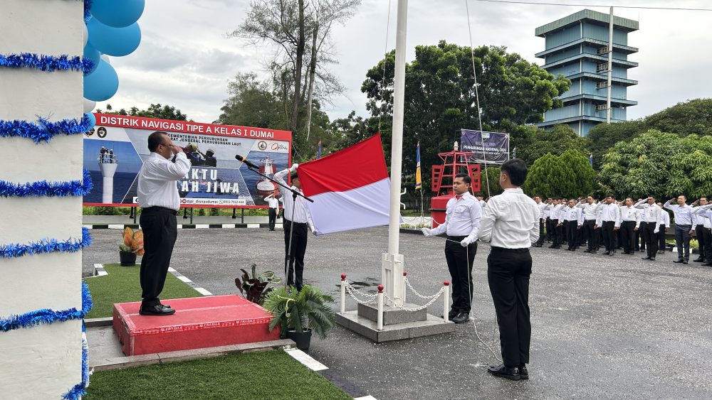 Kantor Kesyahbandaran dan Otoritas Pelabuhan Kelas I Dumai bersama Distrik Navigasi Tipe A Kelas I Dumai melaksanakan Upacara Bendera dalam rangka memperingati Hari Perhubungan Nasional Tahun 2025 di halaman Kantor Distrik Navigasi Tipe A Kelas I Dumai.