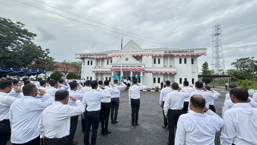 Kantor Kesyahbandaran dan Otoritas Pelabuhan Kelas I Dumai bersama Distrik Navigasi Tipe A Kelas I Dumai melaksanakan Upacara Bendera dalam rangka memperingati Hari Perhubungan Nasional Tahun 2025 di halaman Kantor Distrik Navigasi Tipe A Kelas I Dumai.