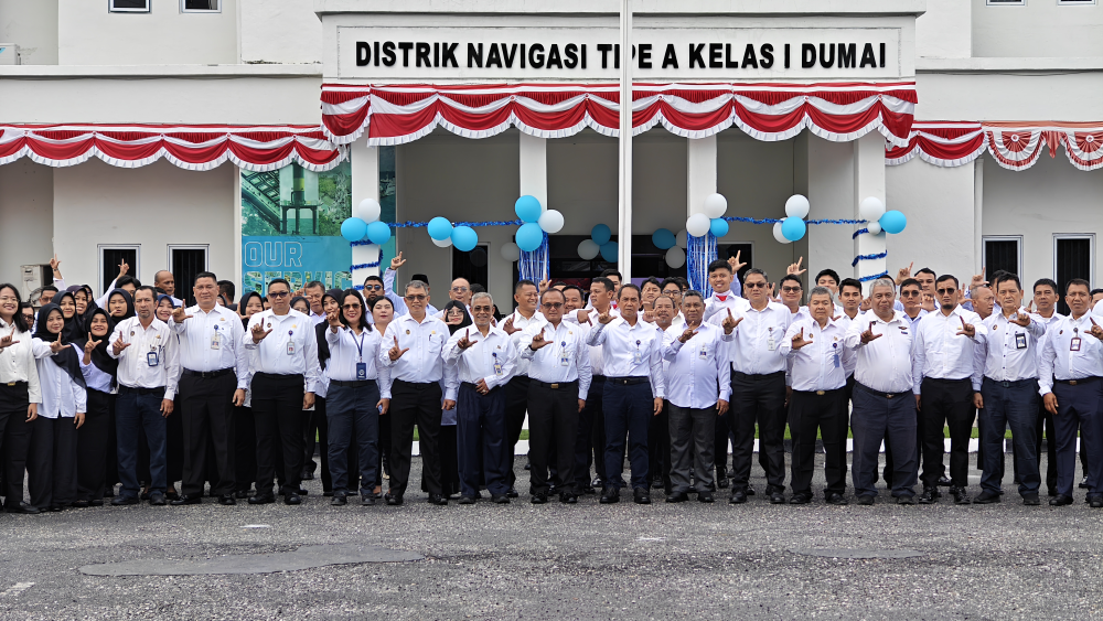Kantor Kesyahbandaran dan Otoritas Pelabuhan Kelas I Dumai bersama Distrik Navigasi Tipe A Kelas I Dumai melaksanakan Upacara Bendera dalam rangka memperingati Hari Perhubungan Nasional Tahun 2025 di halaman Kantor Distrik Navigasi Tipe A Kelas I Dumai.