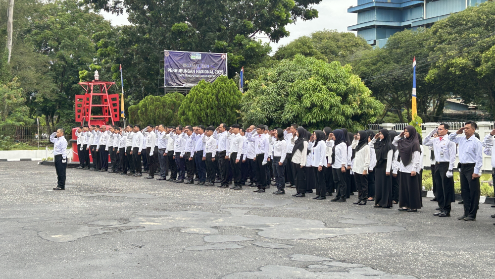 Kantor Kesyahbandaran dan Otoritas Pelabuhan Kelas I Dumai bersama Distrik Navigasi Tipe A Kelas I Dumai melaksanakan Upacara Bendera dalam rangka memperingati Hari Perhubungan Nasional Tahun 2025 di halaman Kantor Distrik Navigasi Tipe A Kelas I Dumai.
