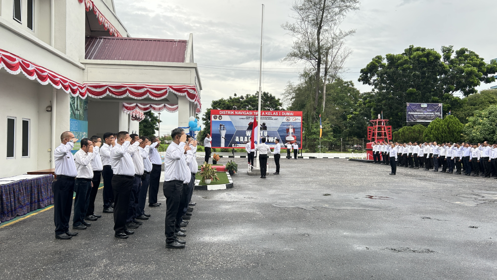 Kantor Kesyahbandaran dan Otoritas Pelabuhan Kelas I Dumai bersama Distrik Navigasi Tipe A Kelas I Dumai melaksanakan Upacara Bendera dalam rangka memperingati Hari Perhubungan Nasional Tahun 2025 di halaman Kantor Distrik Navigasi Tipe A Kelas I Dumai.