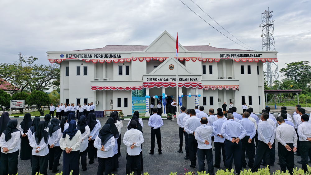 Kantor Kesyahbandaran dan Otoritas Pelabuhan Kelas I Dumai bersama Distrik Navigasi Tipe A Kelas I Dumai melaksanakan Upacara Bendera dalam rangka memperingati Hari Perhubungan Nasional Tahun 2025 di halaman Kantor Distrik Navigasi Tipe A Kelas I Dumai.