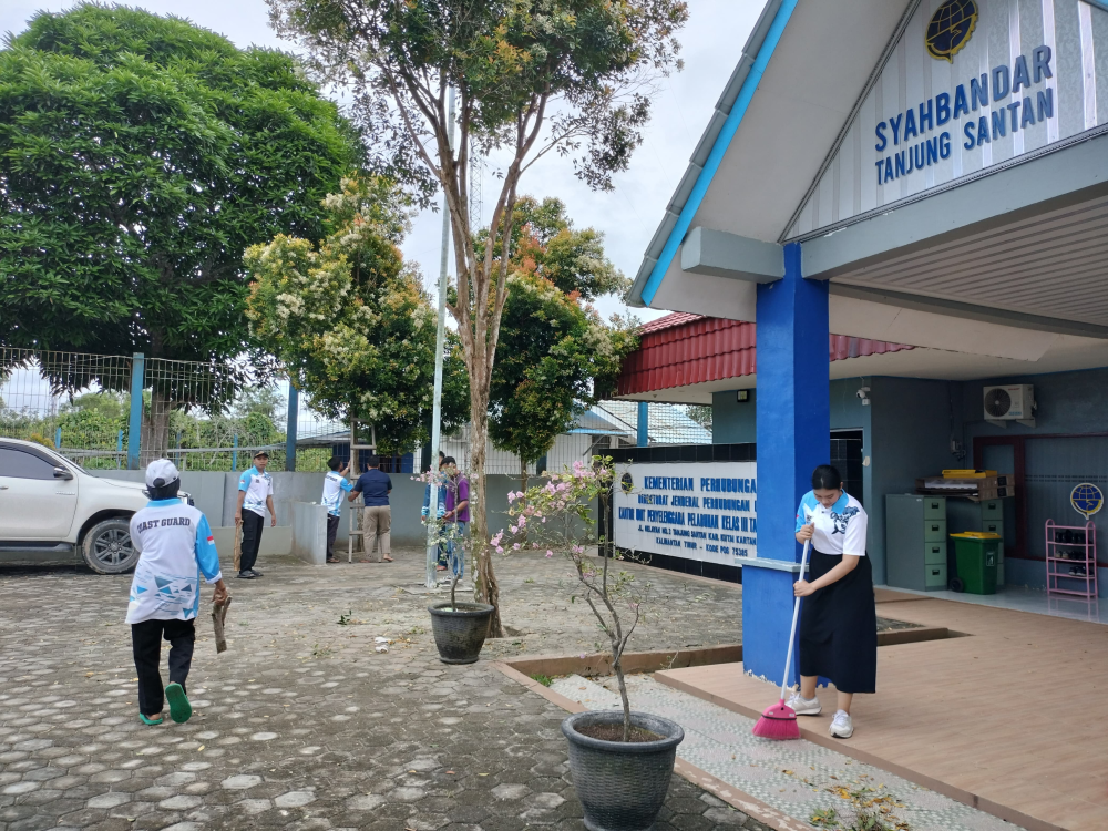 Aksi Bersih Lingkungan Warnai Semangat Harhubnas 2025