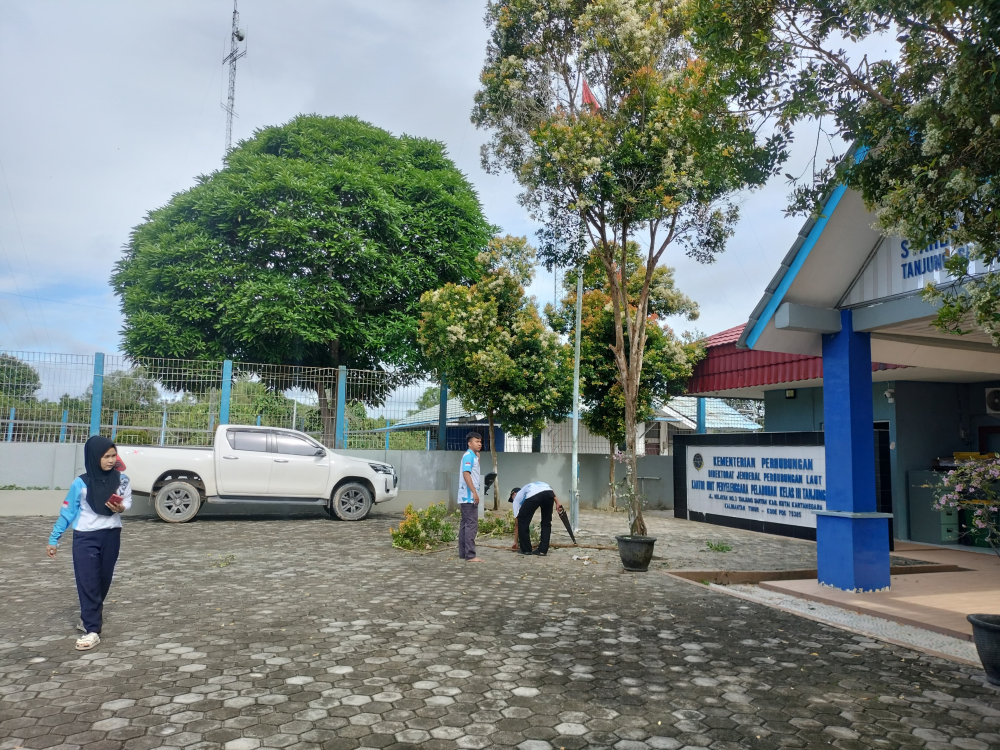 Aksi Bersih Lingkungan Warnai Semangat Harhubnas 2025