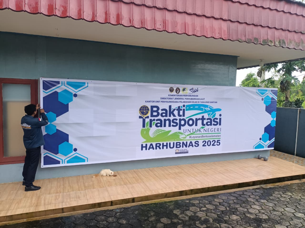KUPP Kelas III Tanjung Santan Semarakkan Harhubnas 2025 dengan Pemasangan Logo Resmi