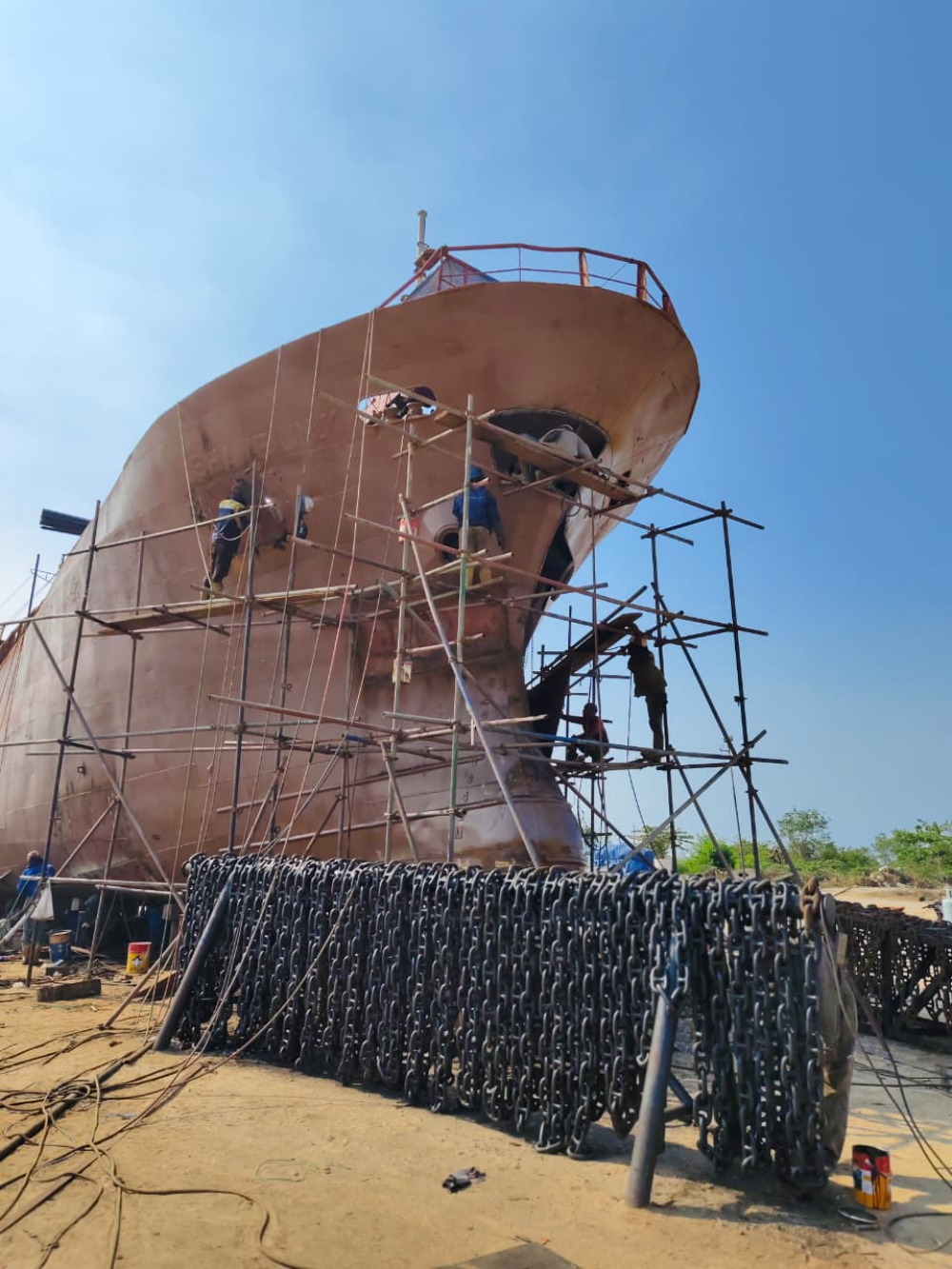 Pejabat Pemeriksa Keselamatan Kapal (Marine Inspector) Bersama Petugas Wilker Ujung Piring, Kantor Unit Penyelenggara Pelabuhan Kelas III Telaga Biru Melaksanakan Kegiatan pemeriksaan KM Saline di dok PT Adiluhung Sarana Segara Indonesia.