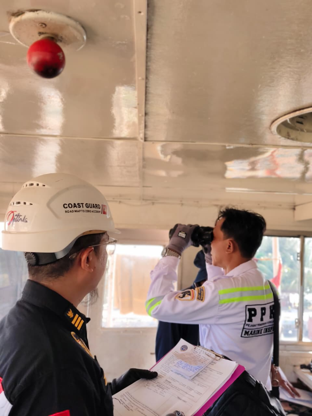 Pejabat Pemeriksa Keselamatan Kapal (Marine Inspector) Bersama Petugas Wilker Ujung Piring, Kantor Unit Penyelenggara Pelabuhan Kelas III Telaga Biru Melaksanakan Kegiatan pemeriksaan KM Saline di dok PT Adiluhung Sarana Segara Indonesia.