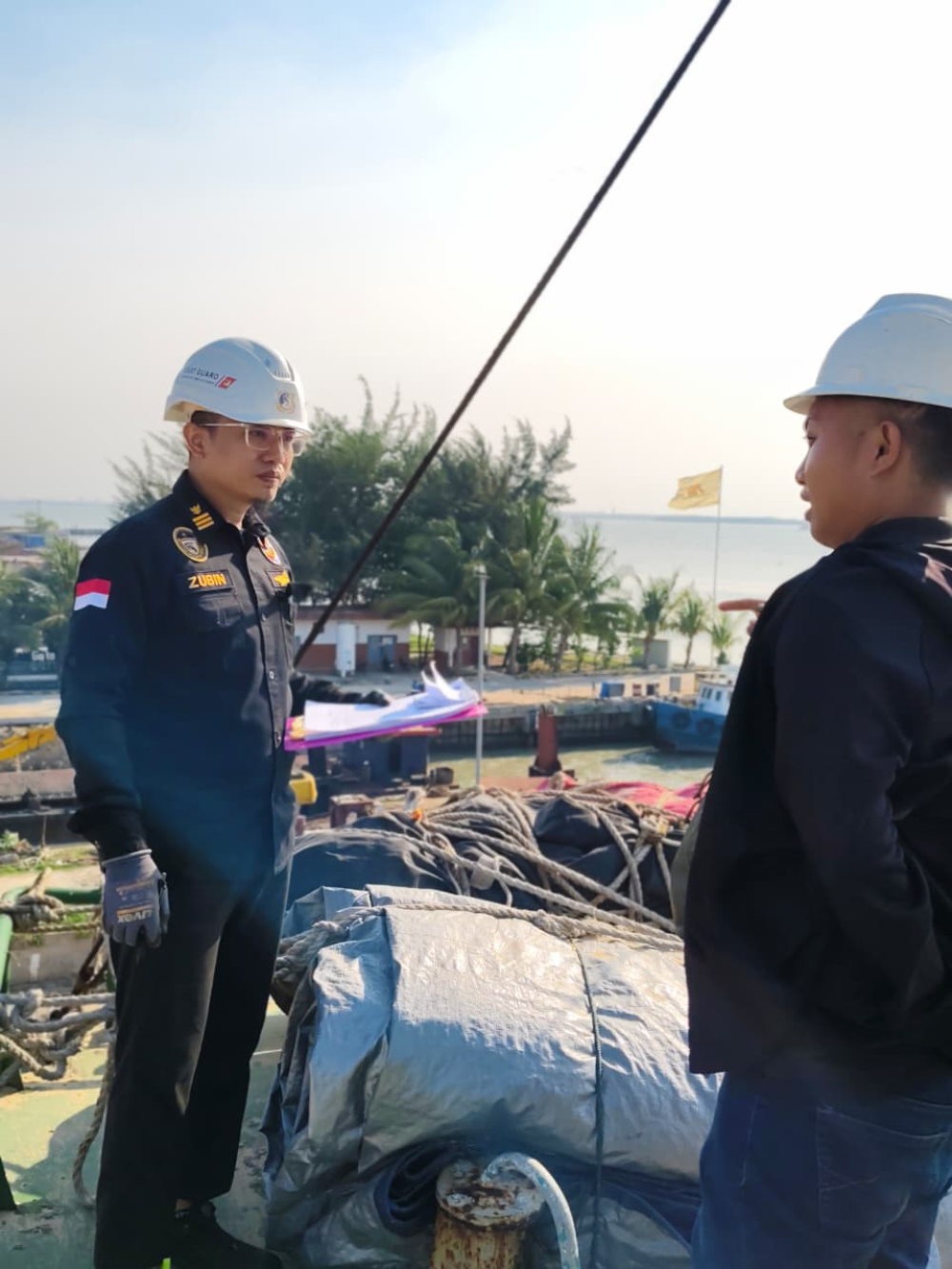 Pejabat Pemeriksa Keselamatan Kapal (Marine Inspector) Bersama Petugas Wilker Ujung Piring, Kantor Unit Penyelenggara Pelabuhan Kelas III Telaga Biru Melaksanakan Kegiatan pemeriksaan KM Saline di dok PT Adiluhung Sarana Segara Indonesia.