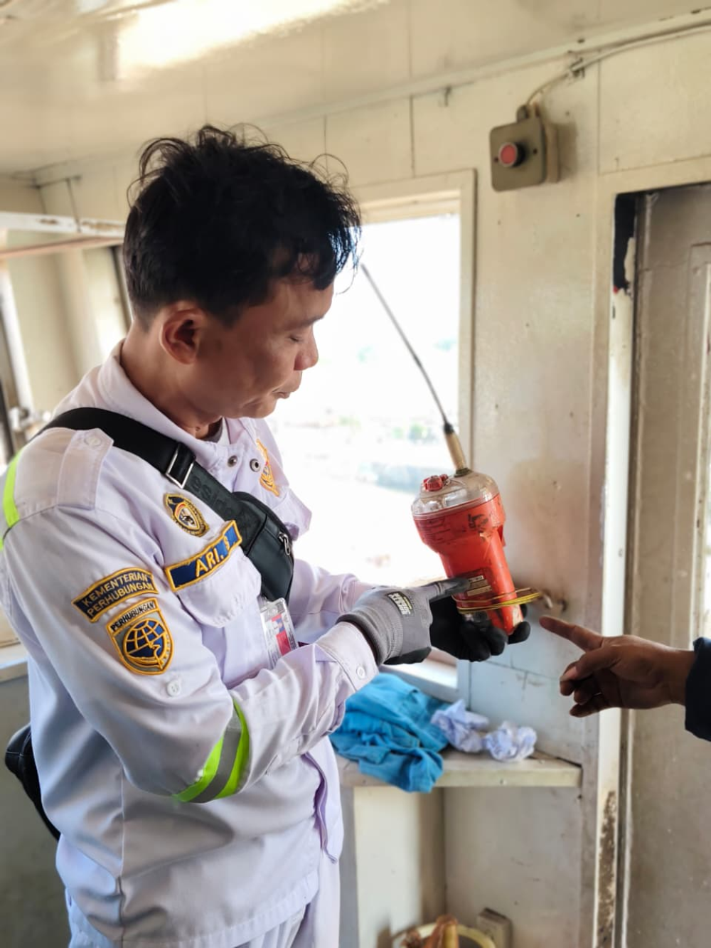 Pejabat Pemeriksa Keselamatan Kapal (Marine Inspector) Bersama Petugas Wilker Ujung Piring, Kantor Unit Penyelenggara Pelabuhan Kelas III Telaga Biru Melaksanakan Kegiatan pemeriksaan KM Saline di dok PT Adiluhung Sarana Segara Indonesia.