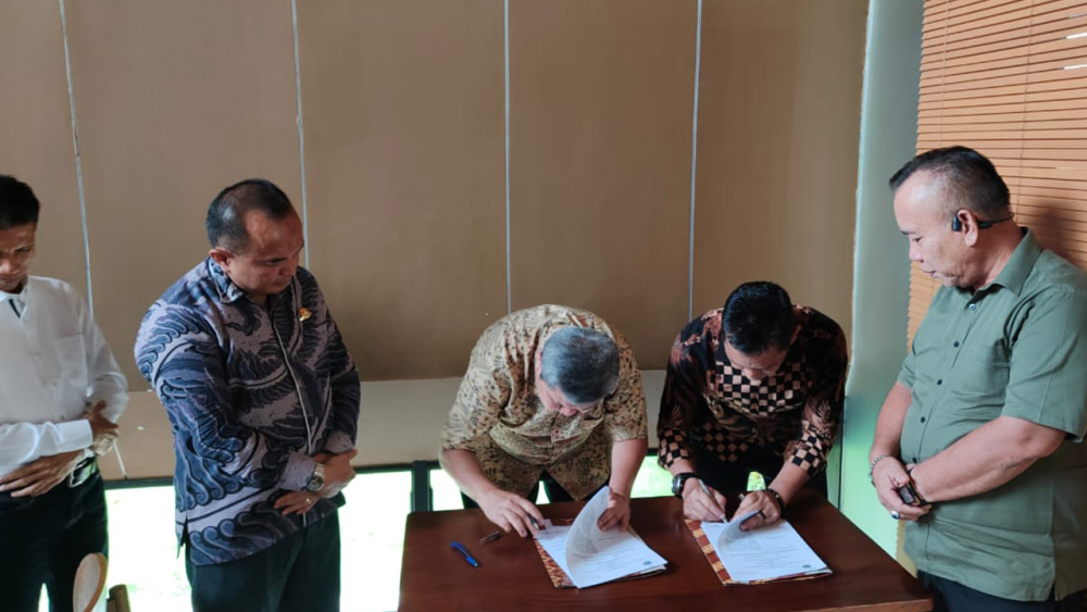 Penandatanganan Adendum Perjanjian Kerja Sama Antara Kantor Kesyahbandaran dan Otoritas Pelabuhan Kelas I Dumai dengan PT Pacific Indopalm Industries Tentang Penggunaan Perairan di Terminal Khusus PT Pacific Indopalm Industries