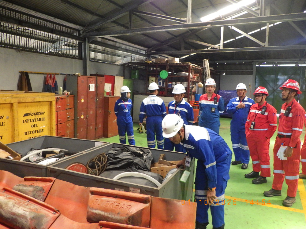KANTOR KSOP KELAS I DUMAI MENDAMPINGI  TIM DIREKTORAT KPLP MELAKSANAKAN VERIFIKASI LAPANGAN PEMENUHAN PERSYARATAN PENANGGULANGAN PENCEMARAN  PT KILANG PERTAMINA INTERNASIONAL RU II DUMAI
