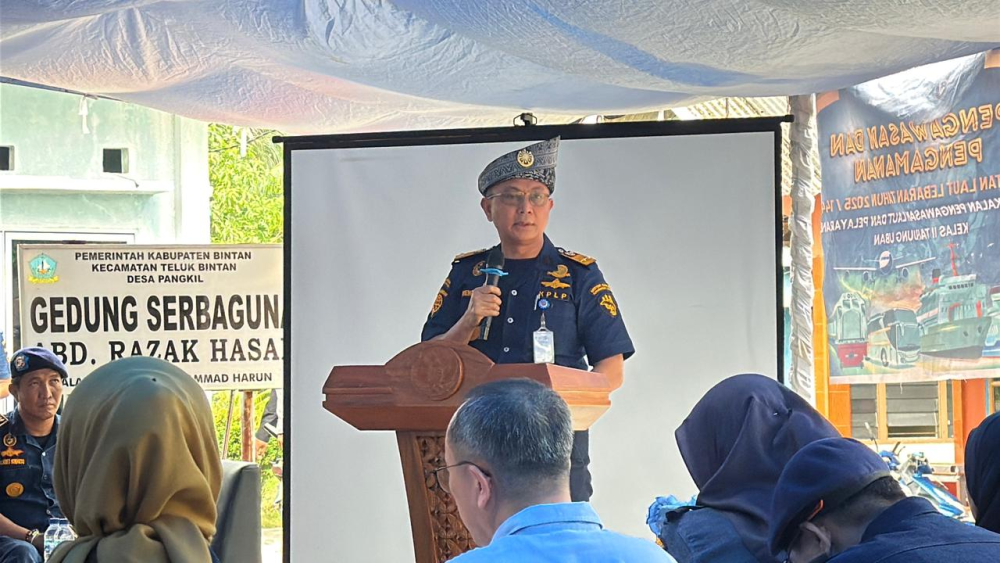 Ajak Masyarakat Bangun Budaya Keselamatan Pelayaran, Kemenhub Bagikan 230 Life Jacket dan 107 e-Pas Kecil di Desa Pangkil