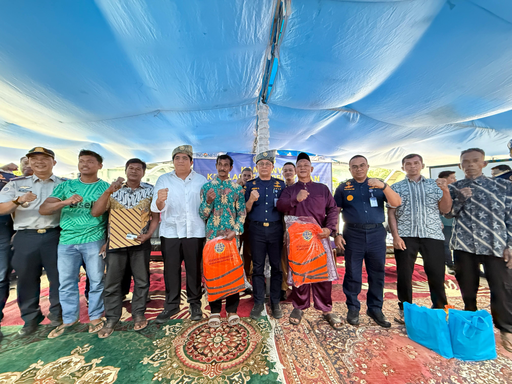 Ajak Masyarakat Bangun Budaya Keselamatan Pelayaran, Kemenhub Bagikan 230 Life Jacket dan 107 e-Pas Kecil di Desa Pangkil