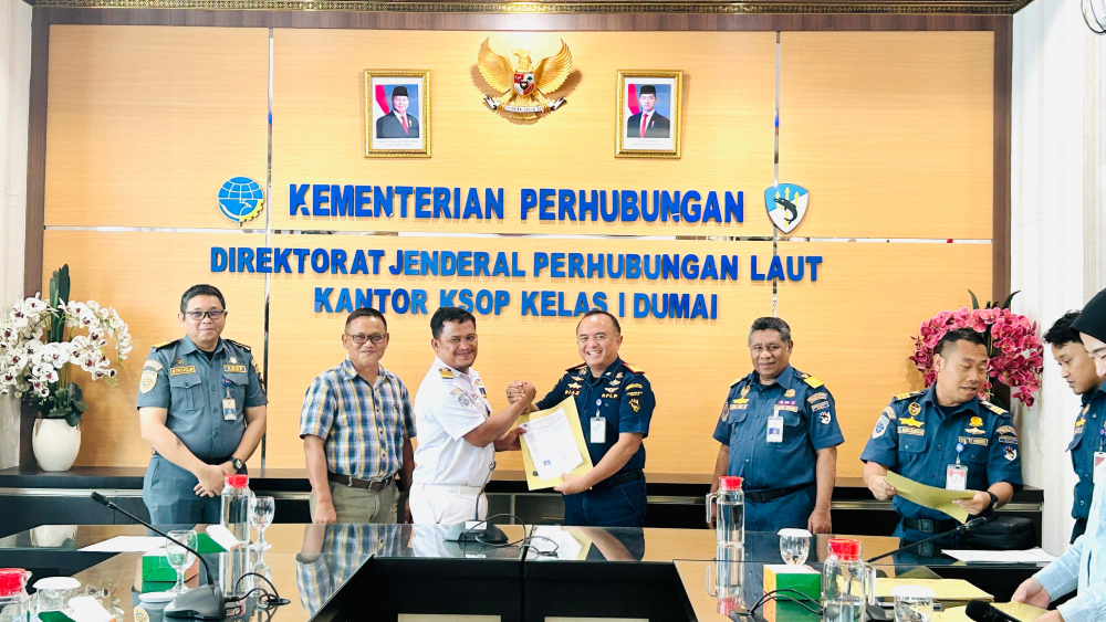 Kantor Kesyahbandaran dan Otoritas Pelabuhan Kelas I Dumai melakukan Kegiatan  Penyerahan Surat Keterangan Penunjukan Petugas Pandu kepada PT. Pelabuhan Indonesia (Persero) Regional 1 Dumai