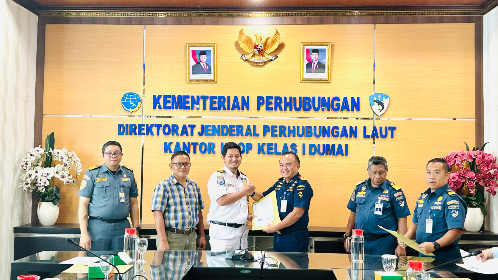 Kantor Kesyahbandaran dan Otoritas Pelabuhan Kelas I Dumai melakukan Kegiatan  Penyerahan Surat Keterangan Penunjukan Petugas Pandu kepada PT. Pelabuhan Indonesia (Persero) Regional 1 Dumai