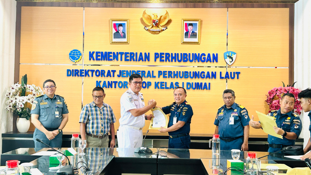 Kantor Kesyahbandaran dan Otoritas Pelabuhan Kelas I Dumai melakukan Kegiatan  Penyerahan Surat Keterangan Penunjukan Petugas Pandu kepada PT. Pelabuhan Indonesia (Persero) Regional 1 Dumai