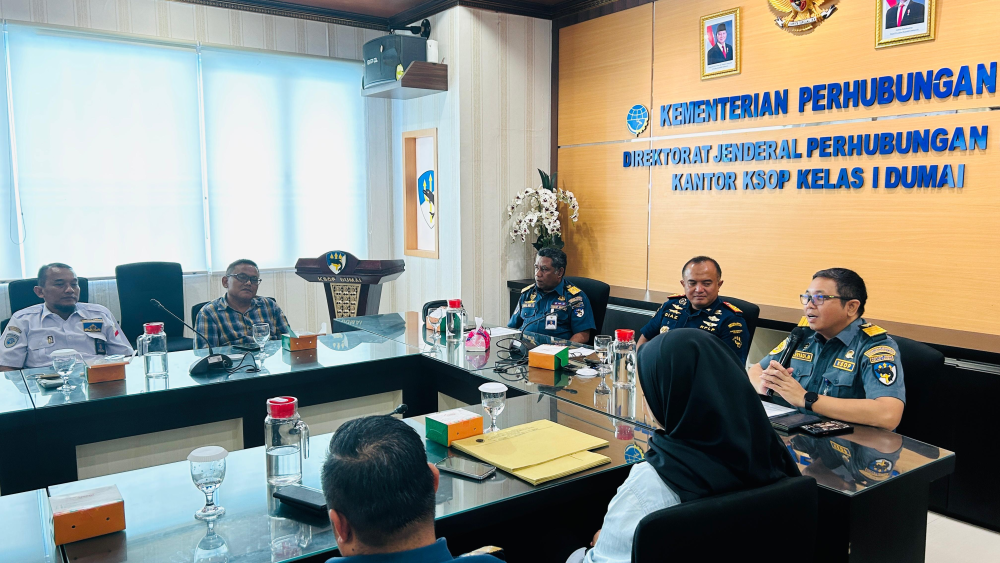 Kantor Kesyahbandaran dan Otoritas Pelabuhan Kelas I Dumai melakukan Kegiatan  Penyerahan Surat Keterangan Penunjukan Petugas Pandu kepada PT. Pelabuhan Indonesia (Persero) Regional 1 Dumai