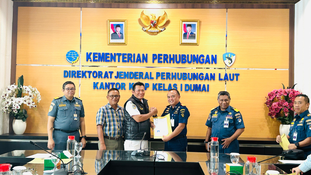 Kantor Kesyahbandaran dan Otoritas Pelabuhan Kelas I Dumai melakukan Kegiatan  Penyerahan Surat Keterangan Penunjukan Petugas Pandu kepada PT. Pelabuhan Indonesia (Persero) Regional 1 Dumai