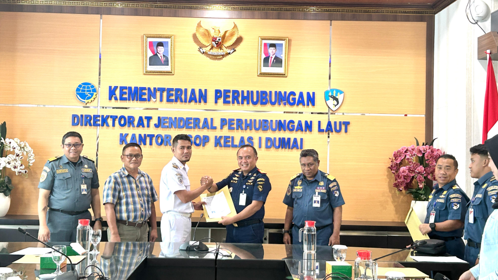 Kantor Kesyahbandaran dan Otoritas Pelabuhan Kelas I Dumai melakukan Kegiatan  Penyerahan Surat Keterangan Penunjukan Petugas Pandu kepada PT. Pelabuhan Indonesia (Persero) Regional 1 Dumai