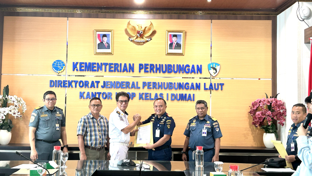 Kantor Kesyahbandaran dan Otoritas Pelabuhan Kelas I Dumai melakukan Kegiatan  Penyerahan Surat Keterangan Penunjukan Petugas Pandu kepada PT. Pelabuhan Indonesia (Persero) Regional 1 Dumai