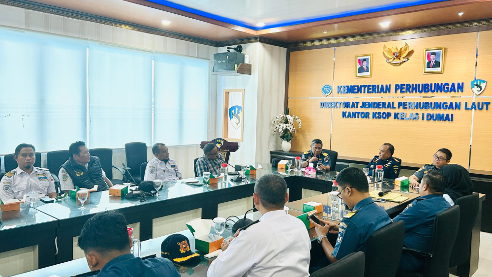 Kantor Kesyahbandaran dan Otoritas Pelabuhan Kelas I Dumai melakukan Kegiatan  Penyerahan Surat Keterangan Penunjukan Petugas Pandu kepada PT. Pelabuhan Indonesia (Persero) Regional 1 Dumai