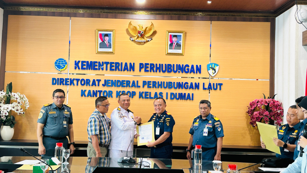 Kantor Kesyahbandaran dan Otoritas Pelabuhan Kelas I Dumai melakukan Kegiatan  Penyerahan Surat Keterangan Penunjukan Petugas Pandu kepada PT. Pelabuhan Indonesia (Persero) Regional 1 Dumai