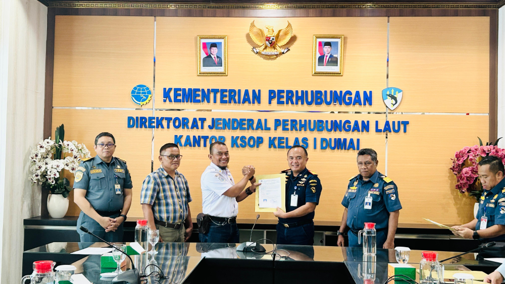 Kantor Kesyahbandaran dan Otoritas Pelabuhan Kelas I Dumai melakukan Kegiatan  Penyerahan Surat Keterangan Penunjukan Petugas Pandu kepada PT. Pelabuhan Indonesia (Persero) Regional 1 Dumai