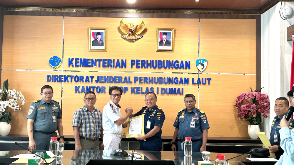 Kantor Kesyahbandaran dan Otoritas Pelabuhan Kelas I Dumai melakukan Kegiatan  Penyerahan Surat Keterangan Penunjukan Petugas Pandu kepada PT. Pelabuhan Indonesia (Persero) Regional 1 Dumai