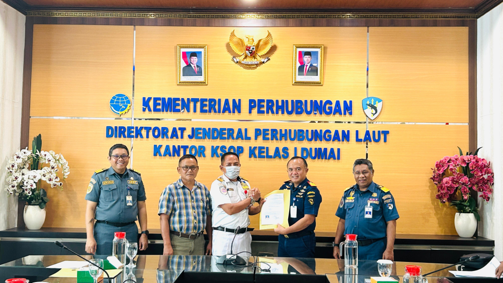 Kantor Kesyahbandaran dan Otoritas Pelabuhan Kelas I Dumai melakukan Kegiatan  Penyerahan Surat Keterangan Penunjukan Petugas Pandu kepada PT. Pelabuhan Indonesia (Persero) Regional 1 Dumai