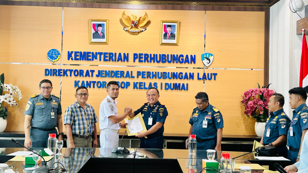 Kantor Kesyahbandaran dan Otoritas Pelabuhan Kelas I Dumai melakukan Kegiatan  Penyerahan Surat Keterangan Penunjukan Petugas Pandu kepada PT. Pelabuhan Indonesia (Persero) Regional 1 Dumai