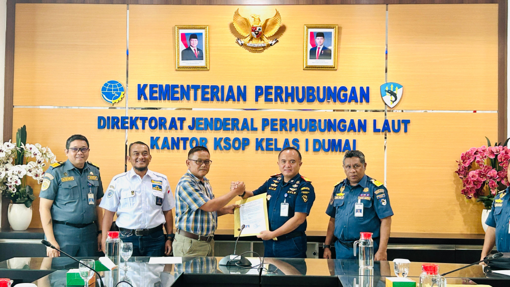 Kantor Kesyahbandaran dan Otoritas Pelabuhan Kelas I Dumai melakukan Kegiatan  Penyerahan Surat Keterangan Penunjukan Petugas Pandu kepada PT. Pelabuhan Indonesia (Persero) Regional 1 Dumai