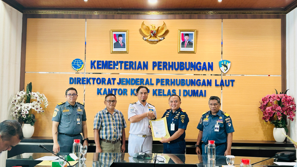 Kantor Kesyahbandaran dan Otoritas Pelabuhan Kelas I Dumai melakukan Kegiatan  Penyerahan Surat Keterangan Penunjukan Petugas Pandu kepada PT. Pelabuhan Indonesia (Persero) Regional 1 Dumai