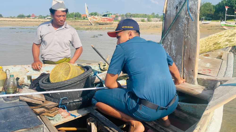 “UPP Telaga Biru Jemput Bola, Ahli Ukur Laksanakan Pengukuran Kapal Nelayan di Desa Banyuates”