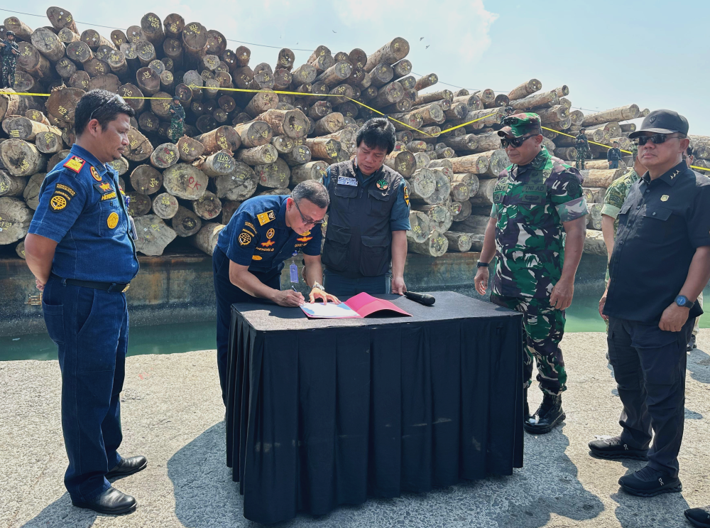 Pengawasan Hasil Pembalakan Liar Asal Kepulauan Mentawai, Sumatera Barat.