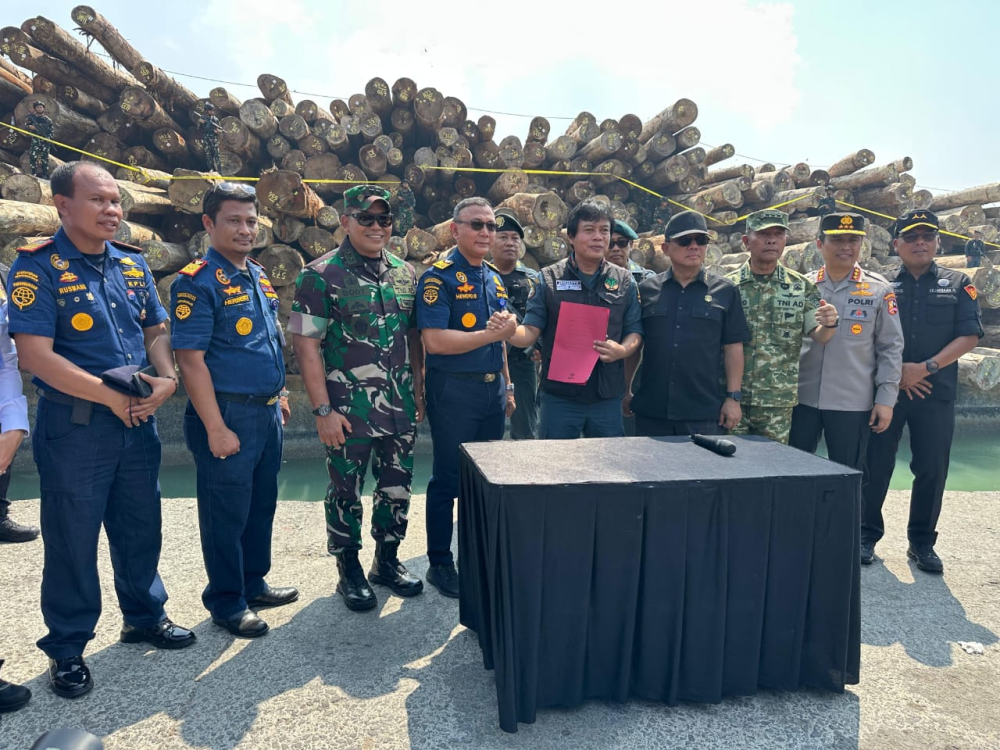 Pengawasan Hasil Pembalakan Liar Asal Kepulauan Mentawai, Sumatera Barat.