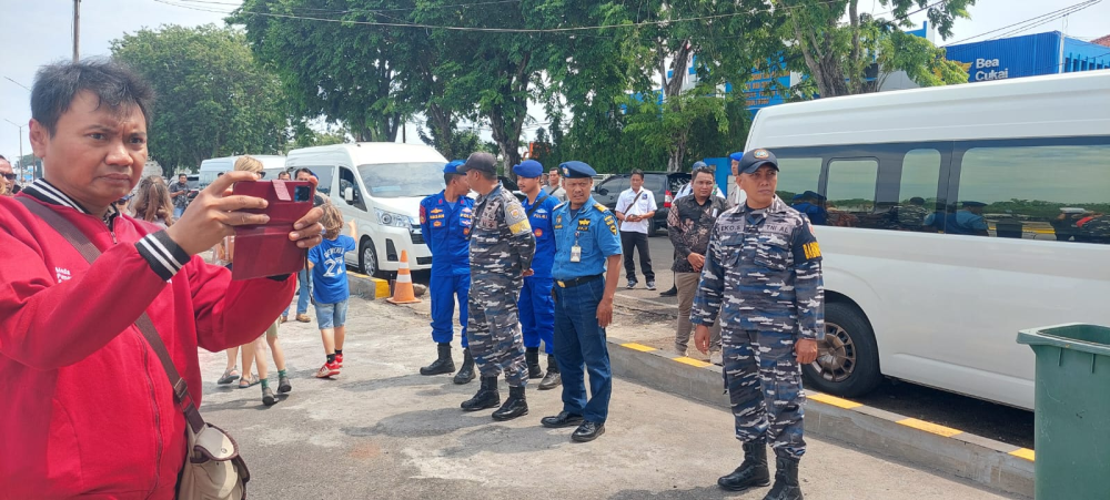 2 Kapal Pesiar Asing Berlabuh di Pelabuhan Probolinggo, KSOP Kelas IV Probolinggo Kerahkan KN.P 4001 Untuk Melaksanakan Kegiatan Patroli Keselamatan Maritim.