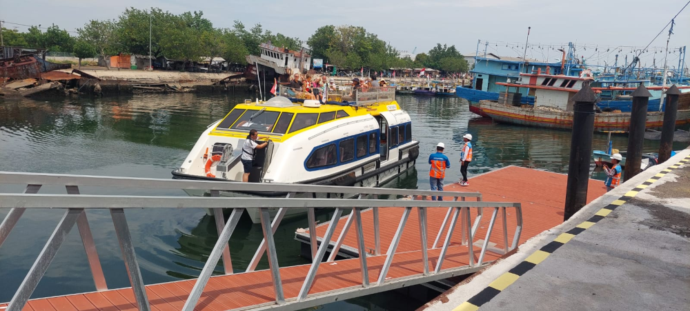 2 Kapal Pesiar Asing Berlabuh di Pelabuhan Probolinggo, KSOP Kelas IV Probolinggo Kerahkan KN.P 4001 Untuk Melaksanakan Kegiatan Patroli Keselamatan Maritim.