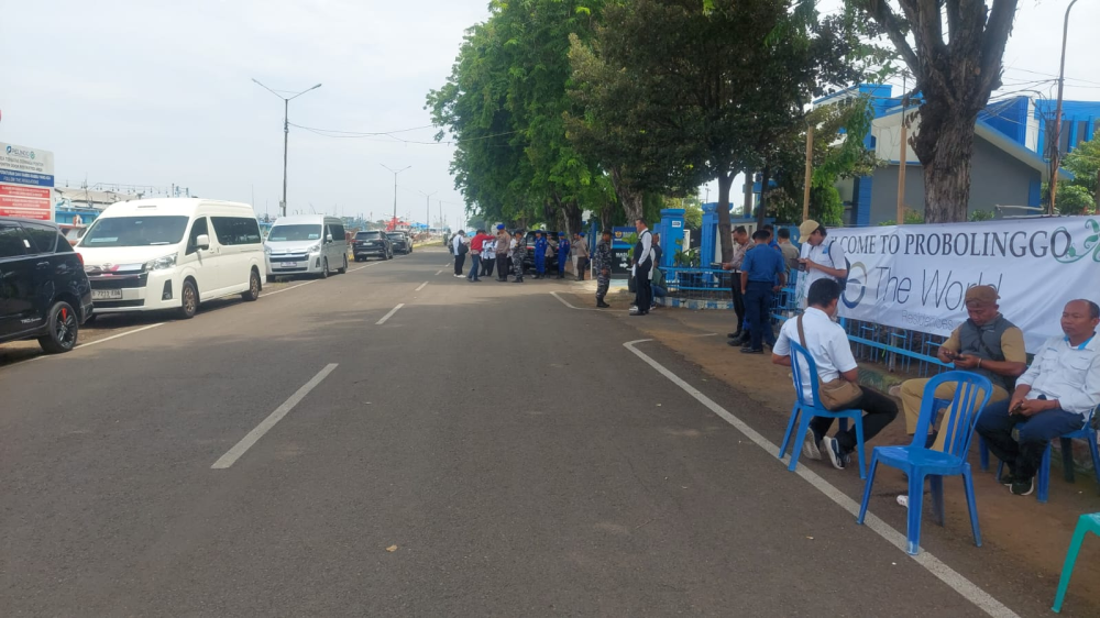 2 Kapal Pesiar Asing Berlabuh di Pelabuhan Probolinggo, KSOP Kelas IV Probolinggo Kerahkan KN.P 4001 Untuk Melaksanakan Kegiatan Patroli Keselamatan Maritim.