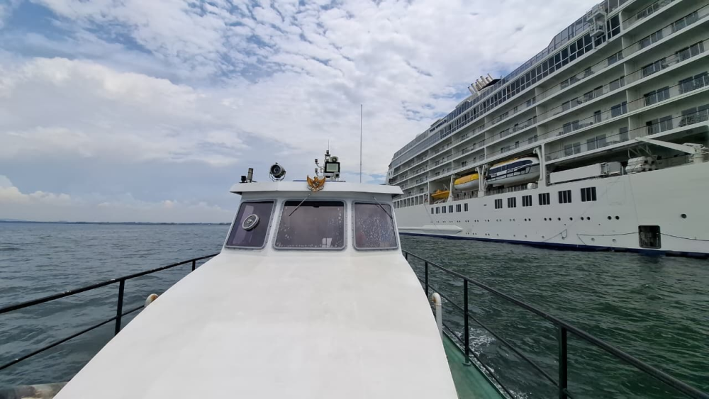 2 Kapal Pesiar Asing Berlabuh di Pelabuhan Probolinggo, KSOP Kelas IV Probolinggo Kerahkan KN.P 4001 Untuk Melaksanakan Kegiatan Patroli Keselamatan Maritim.