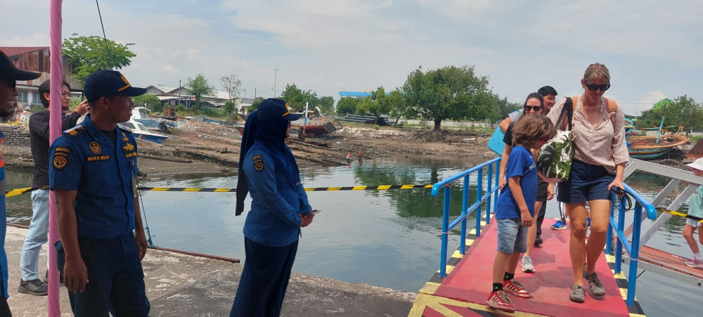 2 Kapal Pesiar Asing Berlabuh di Pelabuhan Probolinggo, KSOP Kelas IV Probolinggo Kerahkan KN.P 4001 Untuk Melaksanakan Kegiatan Patroli Keselamatan Maritim.