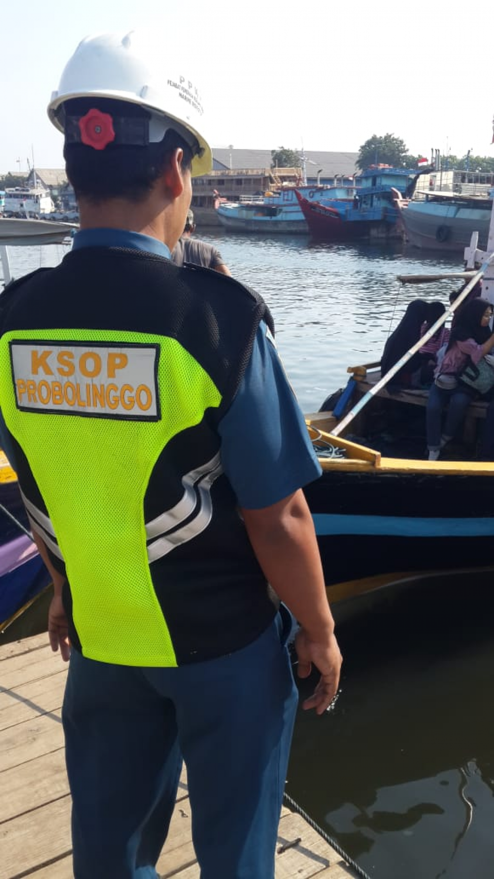 Kegiatan Pengawasan Keselamatan Kapal Rakyat Penyebrangan ke Pulau Gili Katang