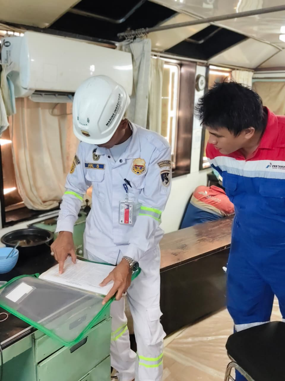 "Langkah Proaktif Menuju Keselamatan Pelayaran: Marine Inspector dan Petugas Wilker Ujung Piring Kantor UPP Telaga Biru Laksanakan Pemeriksaan Kapal TB Balongan I"