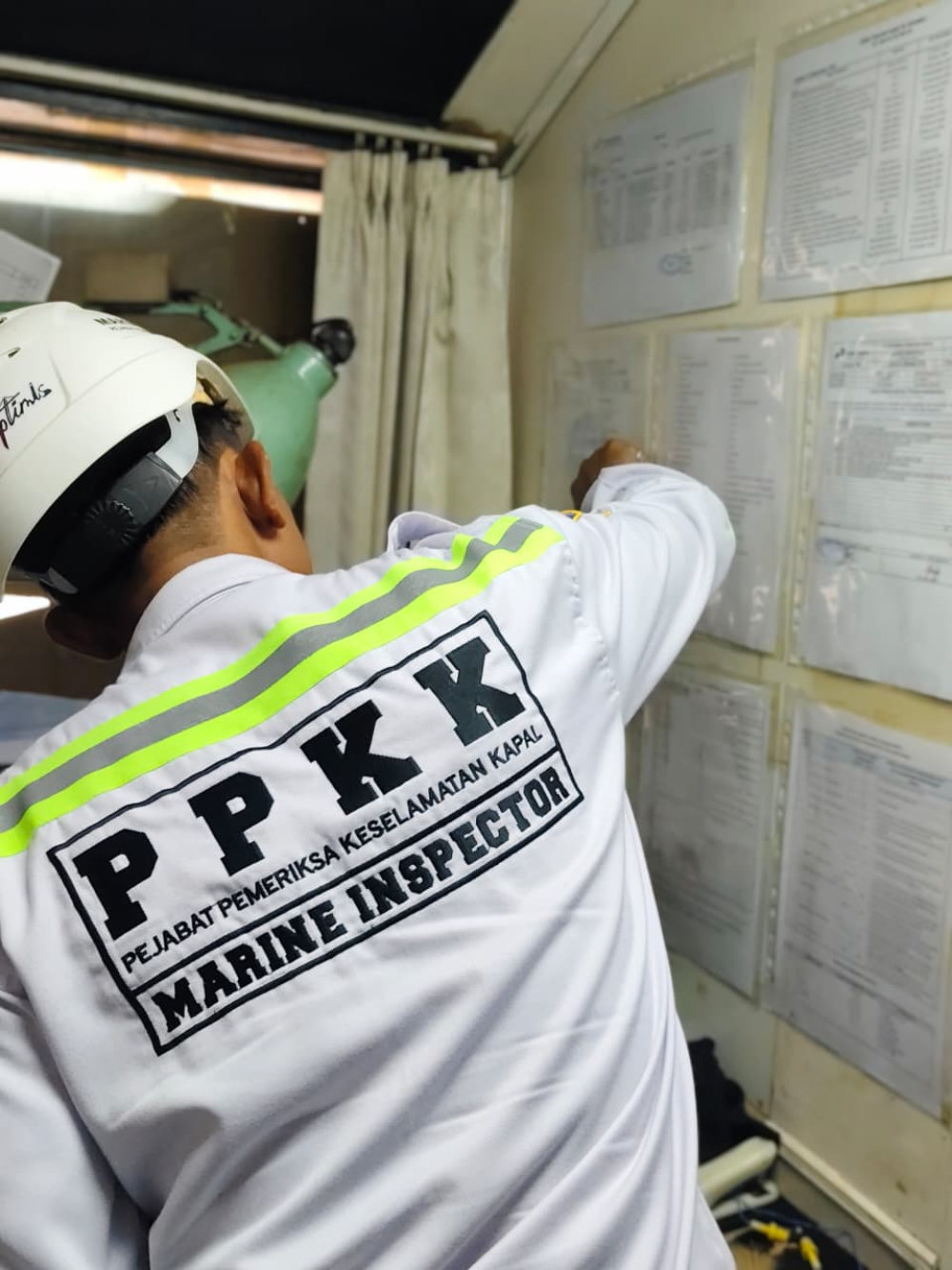 "Langkah Proaktif Menuju Keselamatan Pelayaran: Marine Inspector dan Petugas Wilker Ujung Piring Kantor UPP Telaga Biru Laksanakan Pemeriksaan Kapal TB Balongan I"