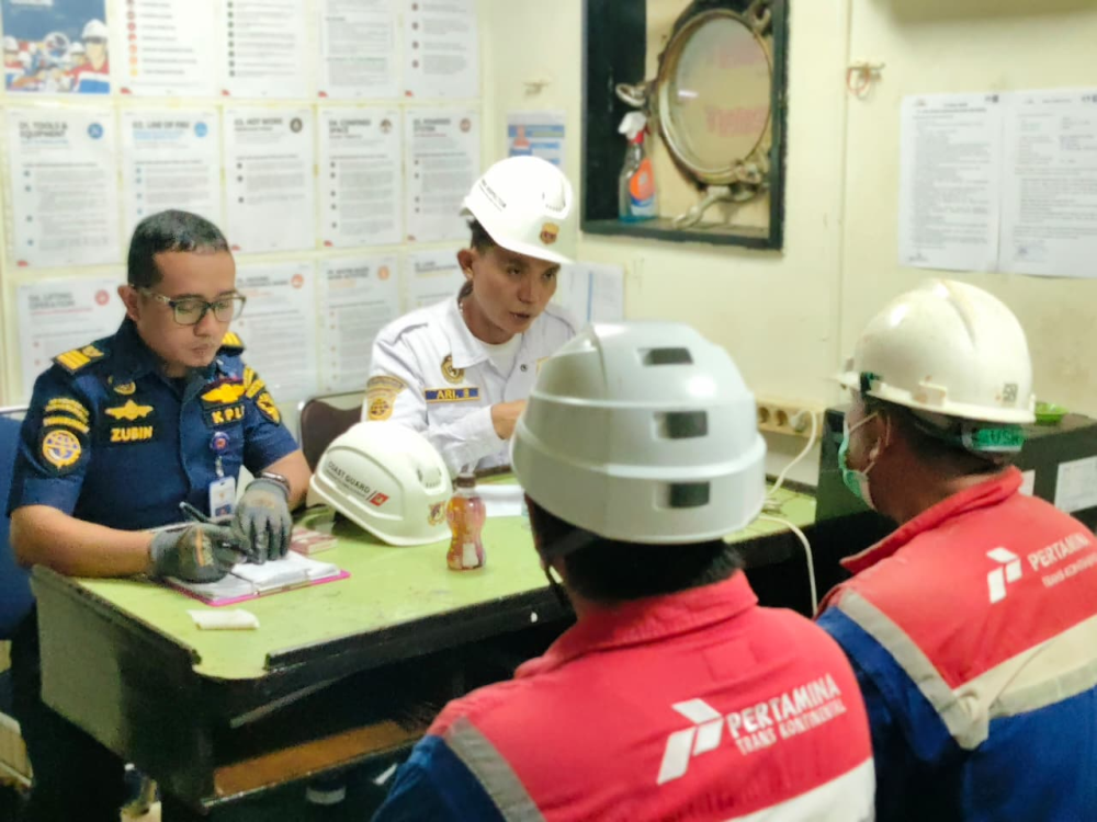 "Langkah Proaktif Menuju Keselamatan Pelayaran: Marine Inspector dan Petugas Wilker Ujung Piring Kantor UPP Telaga Biru Laksanakan Pemeriksaan Kapal TB Balongan I"